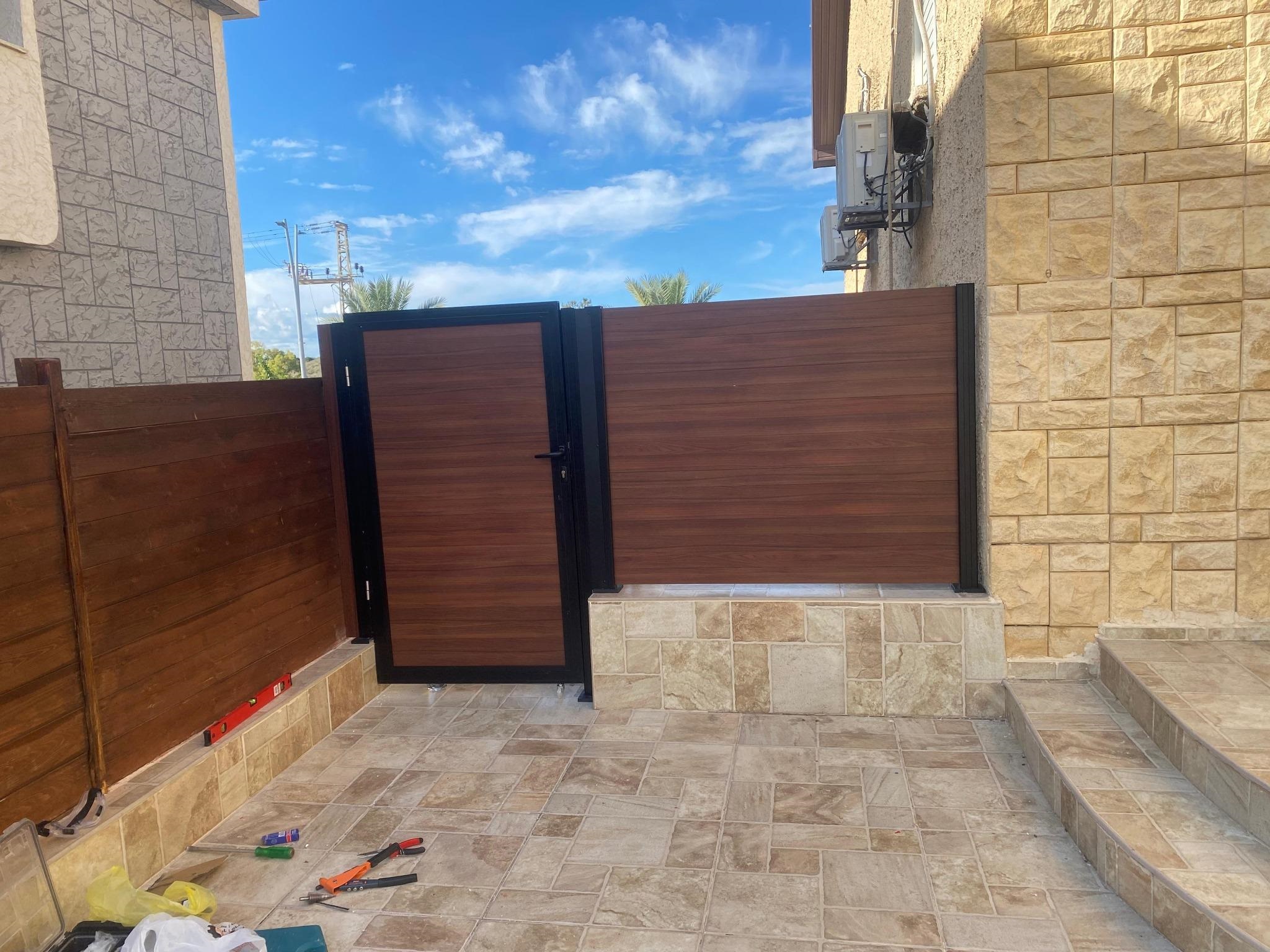 שער אלומיניום עם עץ